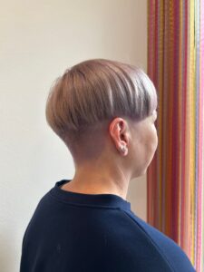 Frau mit gesunden Haaren und Trendfrisur