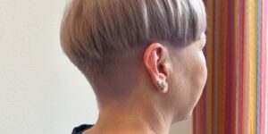 Frau mit gesunden Haaren und Trendfrisur